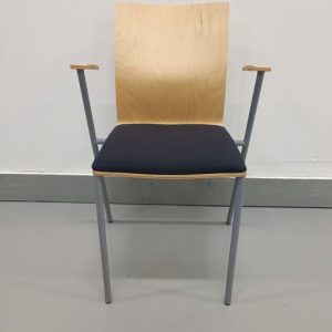 Mötesstol MARTELA BODAFORS Armstöd Björk Grå Svart Stapelbara