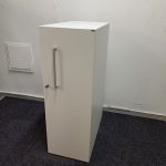 Sidoskåp vit låsbart - C